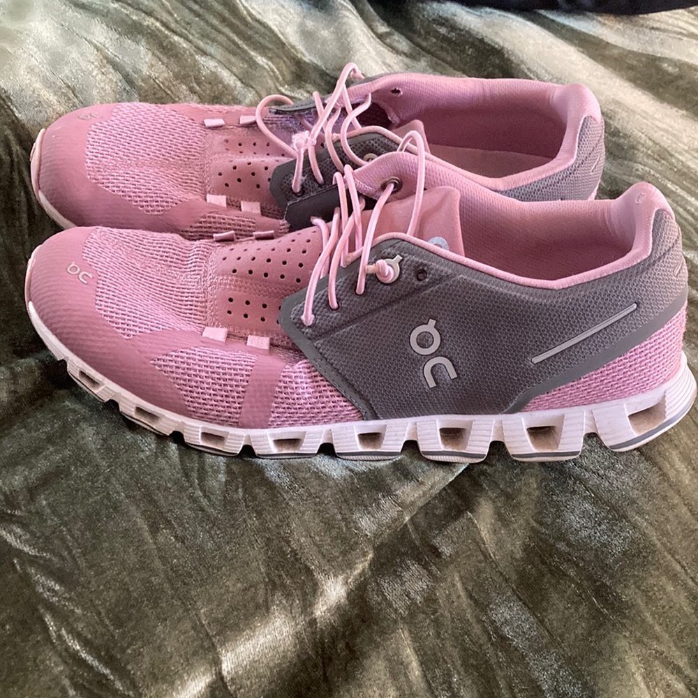 Womens On Cloud shoes.